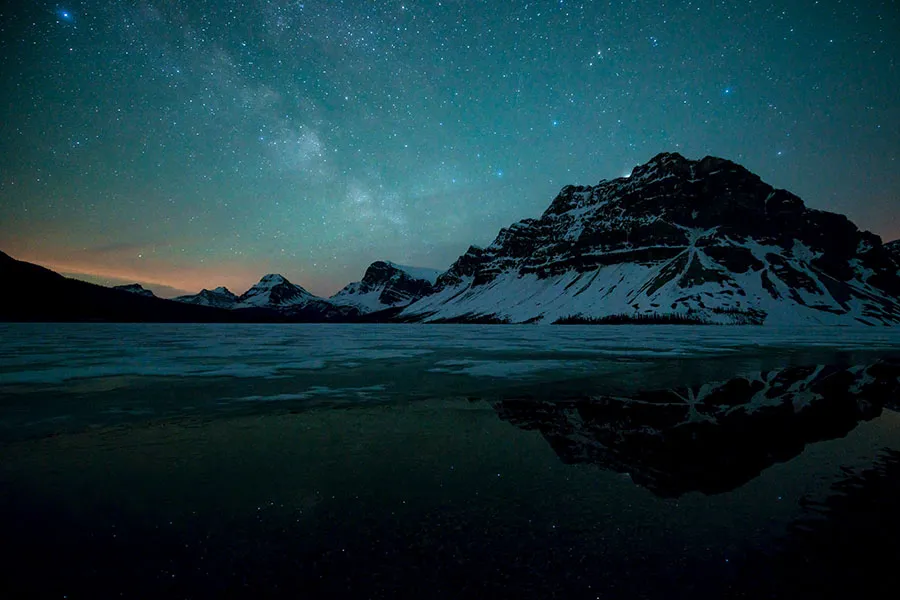 03899_milkywayoverathawingbowlake