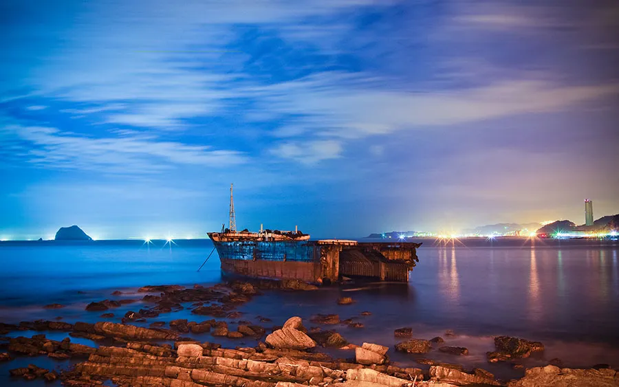 02977_awreckedboatintheocean