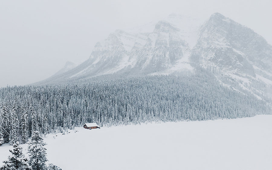 03827_winterinlakelouisealberta